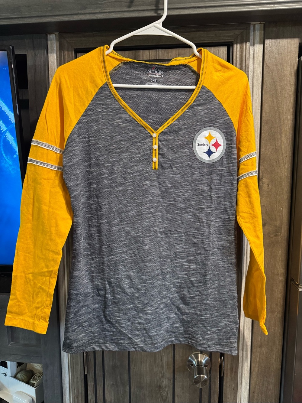 Majestic Women's Steelers Raglan Long-Sleeve Henley